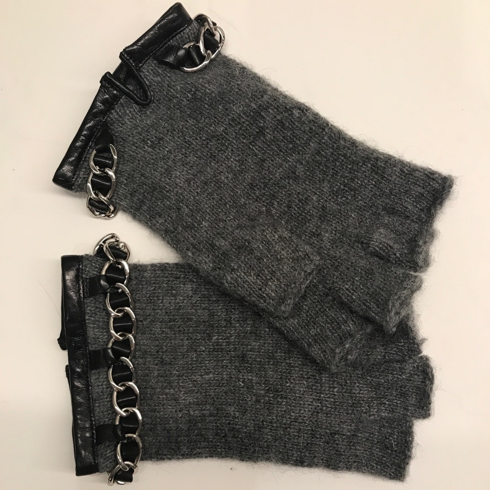 Carolina Amato pair of fingerless cashmere gloves